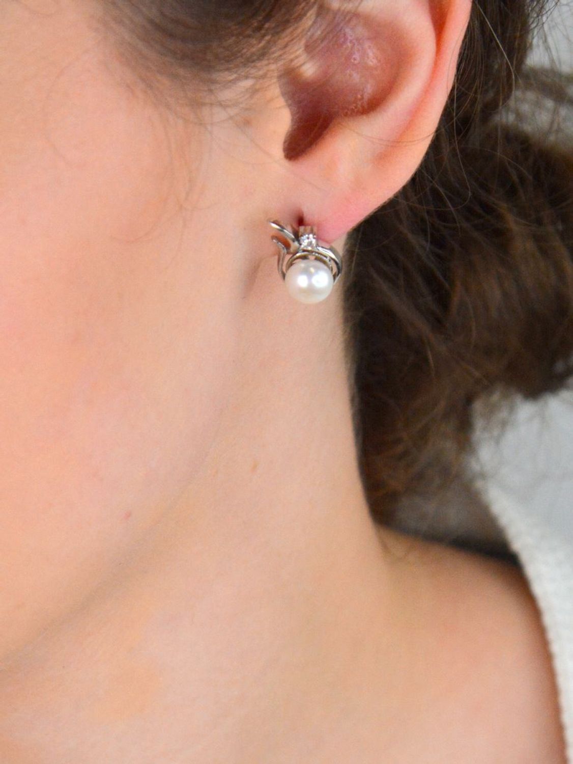 Eleganckie kolczyki srebrne 925 – perła z otoczeniem z cyrkonii (1,5 × 1,0 cm), zapięcie na sztyft. Waga 4,15 g. Klasyka i blask w jednym.1.jpg